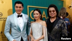 Author Kevin Kwan (R) and cast members Henry Golding and Constance Wu pose at the premiere for "Crazy Rich Asians" in Los Angeles, California, U.S., August 7, 2018. 