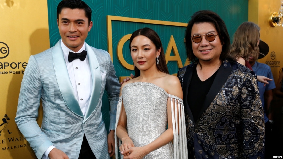 Pengarang Kevin Kwan (kanan) bersama bintang pendukung film Crazy Rich Asians, Henry Golding (kiri) dan Constance Wu pada pemutaran perdana di Los Angeles, California, AS. 