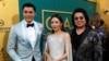 Singapura: Penulis 'Crazy Rich Asians' Hindari Wajib Militer