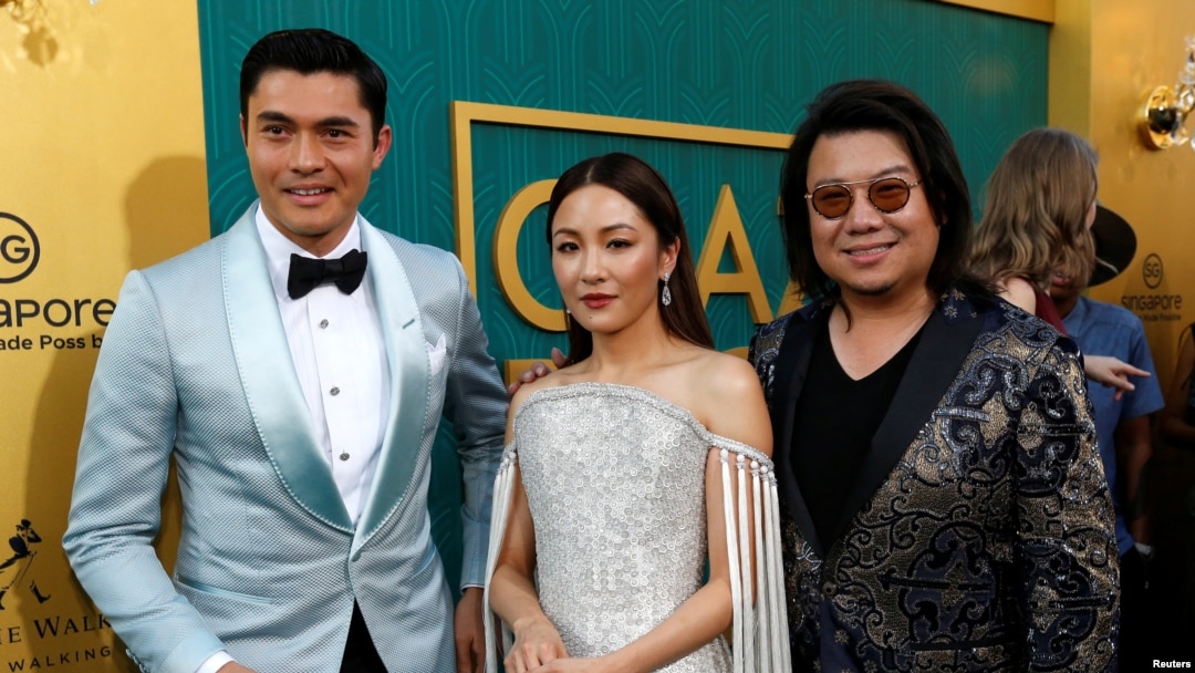 Penulis "Crazy Rich Asians" Kevin Kwan (kanan) berpose bersama artis Henry Golding dan Constance Wu saat pemutaran film perdana di Los Angeles, California, 7 Agustus 2018. (Foto: dok).