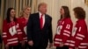 特朗普总统在白宫“美国大学生体育协会(NCAA)全国冠军日”活动期间与威斯康辛大学麦迪逊分校的女子冰球队员交谈。(2019年11月22日)