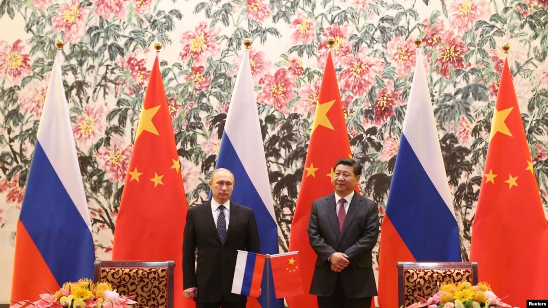 俄罗斯总统普京（左）和中国国家主席习近平2014年11月9日在北京钓鱼台国宾馆举行的签字仪式上。