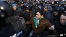 Московская полиция задерживает лидера "Солидарности" Илью Яшина. 31 октября 2011г.