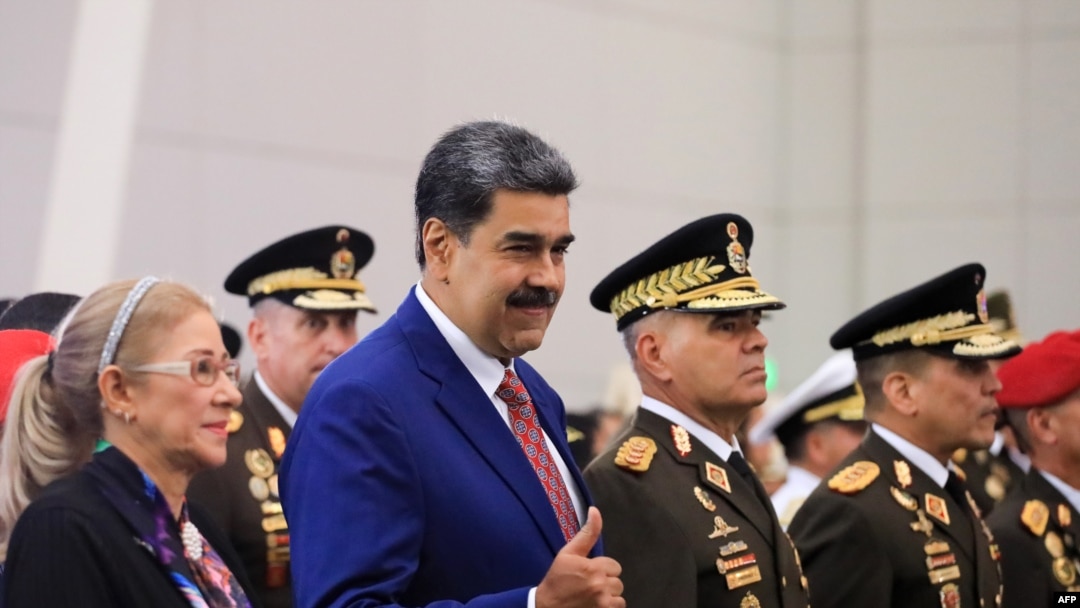 ARCHIVO - El presidente Nicolás Maduro junto al ministro de la Defensa, Vladimir Padrino, durante un acto de promoción de generales.
