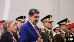 ARCHIVO - El presidente Nicolás Maduro junto al ministro de la Defensa, Vladimir Padrino, durante un acto de promoción de generales.