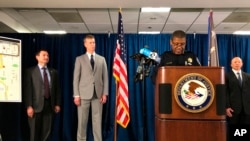 ARCHIVO - Miembros de la policía y autoridades federales de EEUU anuncian cargos contra 17 miembros de la Mara Salvatrucha en San Franciscco, California, el 13 de marzo de 2020.