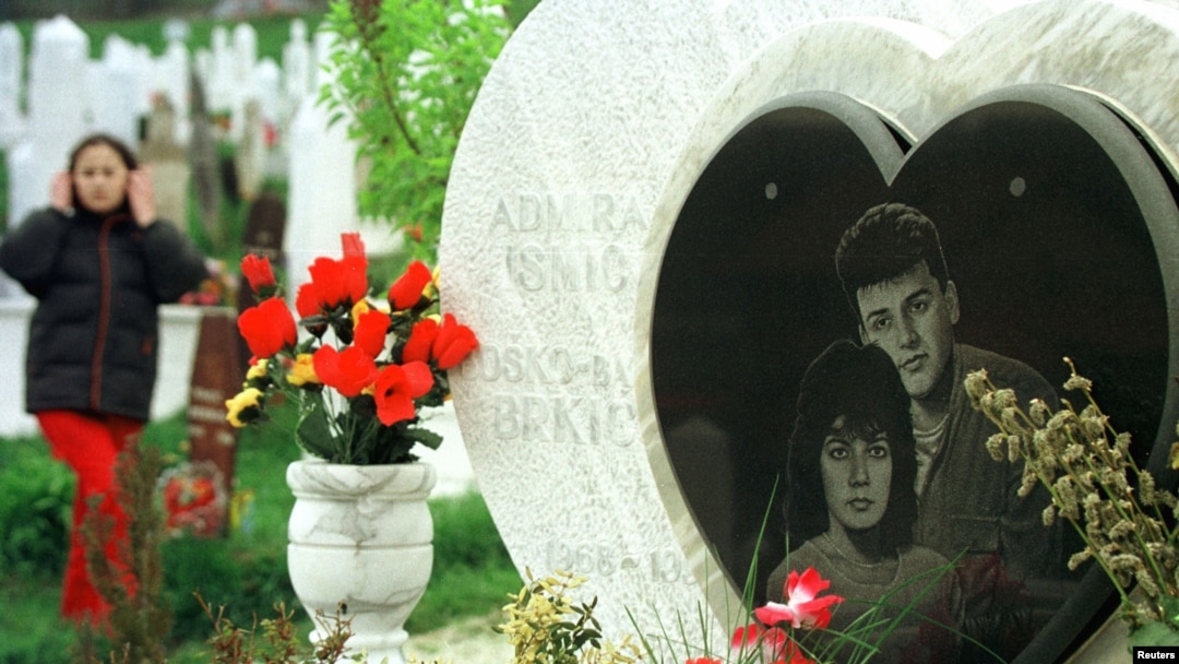 Nadgrobni spomenik Bošku i Admiri, april 2002.