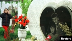 Nadgrobni spomenik Bošku i Admiri, april 2002.