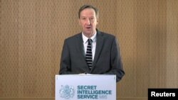 Alex Younger, Kepala badan spionase Inggris MI6, memberikan pidato publiknya yang pertama di London Kamis (8/12). 