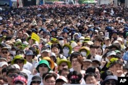 Članovi Korejske konfederacije sindikata okupili su se kako bi prisustvovali skupu 1. maja u Seulu, Južna Koreja, u srijedu, 1. maja 2024. (AP Photo/Ahn Young-joon)