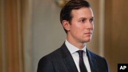 Le conseiller de la Maison Blanche Jared Kushner lécoute le président Donald Trump dans le New Jersey, le 11 août 2017.