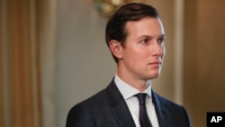 Penasihat senior Gedung Putih Jared Kushner mendengarkan Presiden Donald Trump (tak tampak dalam gambar) menjawab pertanyaan reporter di Trump National Golf Club di Bedminster, New Jersey, 11 Agustus 2017.