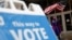 人们在选举日在美国华盛顿州西雅图市投票。