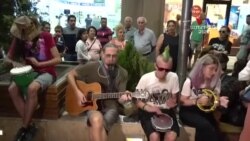 ՀՀ ոստիկանապետը Հյուսիսային պողոտայում զրուցեց երեկ միջադեպի մեջ հայտնված փողոցային երաժիշտների հետ