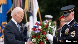 Predsednik Bajden na ceremoniji polaganja venaca na nacionalnom groblju Arlington uVašingtonu, 29. maj 2023. (Foto: Reuters/Bonnie Cash)