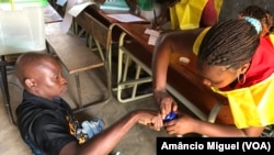 Jovem eleitor na Escola Primária de Cariacó, Pemba. O posto de votação não é de fácil acesso para os portadores de deficiência.