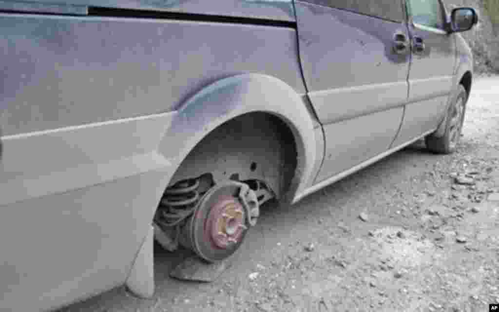 赵师傅帮我们换轮胎(2)