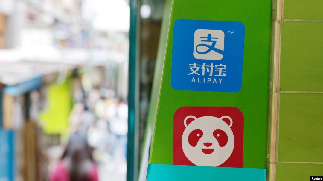 香港一家餐馆外的蚂蚁集团支付宝标识。 （2020年11月1日）