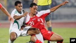  Alvin Tehau de Tahiti de l’Egypte, à droite, commet une faute sur Obiora Nwankwo du Nigeria lors du match Egypte-Nigeria comptant pour la Coupe du Monde U-20 au Stade international du Caire au Caire, en Egypte, 1 octobre 2009. Alvin Tehau de Tahiti de l’Egypte, à droite, commet une faute sur Obiora Nwankwo du Nigeria lors du match Egypte-Nigeria comptant pour la Coupe du Monde U-20 au Stade international du Caire au Caire, en Egypte, 1 octobre 2009. 