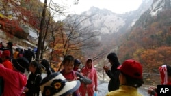 Wisatawan mengunjungi gunung Kumgang, Korea Utara, 23 Oktober 2018. (Foto: dok)