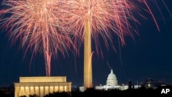 FILE - Kembang api menghiasi langit di atas National Mall di Washington, D.C., pada perayaan Hari Kemerdekaan AS, 4 Juli 2023. Dari kiri: Lincoln Memorial, Washington Monument, dan gedung US Capitol. (AP/Stephanie Scarbrough)