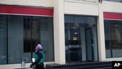 지난 2018년 12월 북한 평양의 '북새상점' 앞을 한 여성이 지나가고 있다. '싱가포르삽'으로도 불리는 이 곳은 유엔 안보리 대북결의가 금지한 수입 사치품들을 판매하는 것으로 알려졌다. 