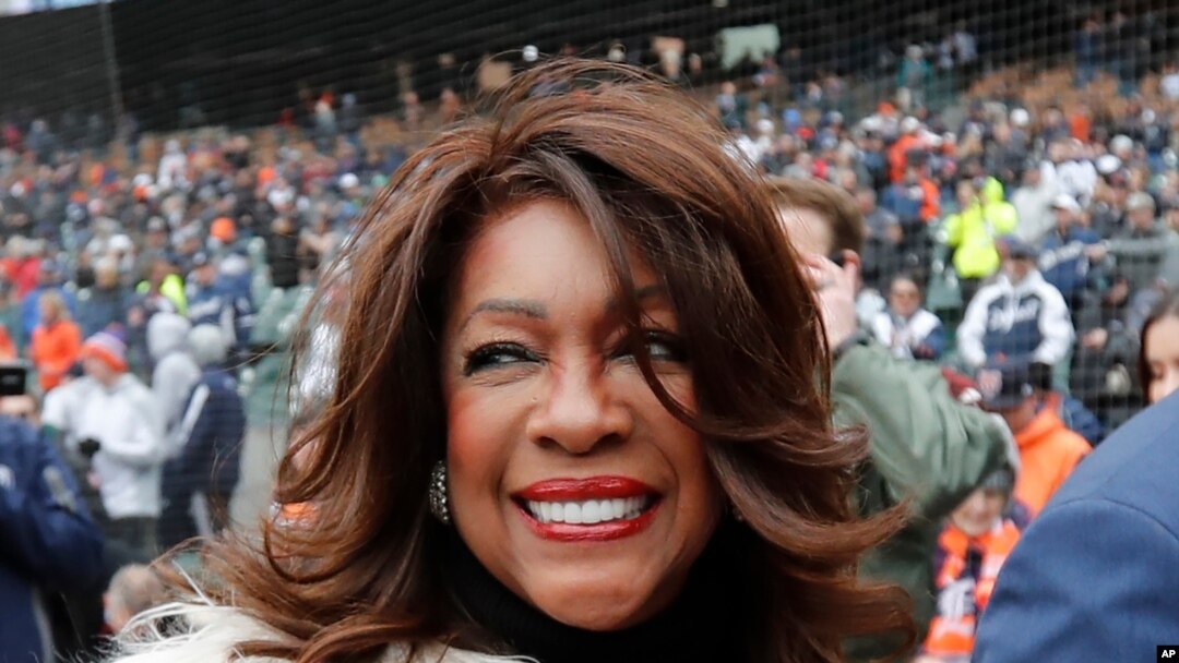 ARCHIVO - En esta fotografía del 4 de abril de 2019, Mary Wilson, exmiembro de The Supremes, es escoltada después de cantar el himno nacional antes de un juego de béisbol entre los Detroit Tigers y los Kansas City Royals en Detroit.