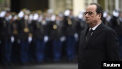 French President Francois Hollande attends a ceremony during a visit to the French anti-terror security forces (Sentinelle) at Paris police headquarters, Jan. 7, 2016. 