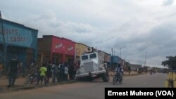 La vie reprend normalement à Oicha sur cette image un véhicule blindés de la Monusco est coincé sur la route en RDC, le 3 mai 2017. (VOA/Ernest Muhero)