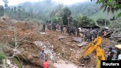 斯里兰卡军方救援队在滑坡处参与救援工作