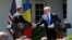 En conferencia de prensa conjunta con el presidente de Rumania, Donald Trump también confirmó públicamente el compromiso de EE.UU. con el pacto mutuo de defensa de la OTAN.