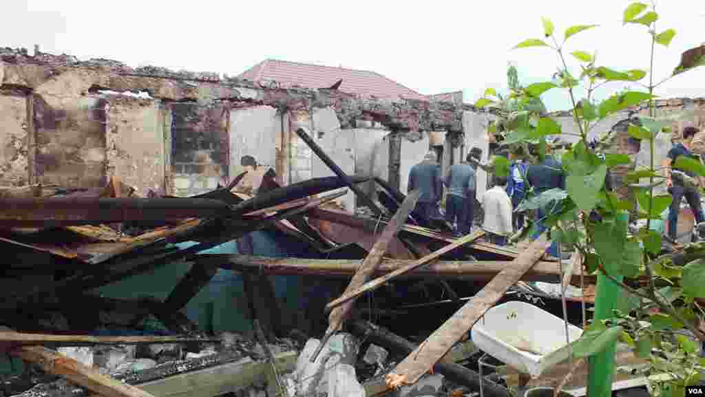 Artileriya atəşi ilə dağıdılmış ev