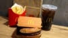 ARCHIVO: Una hamburguesa cuarto de libra de McDonald's y papas fritas, 