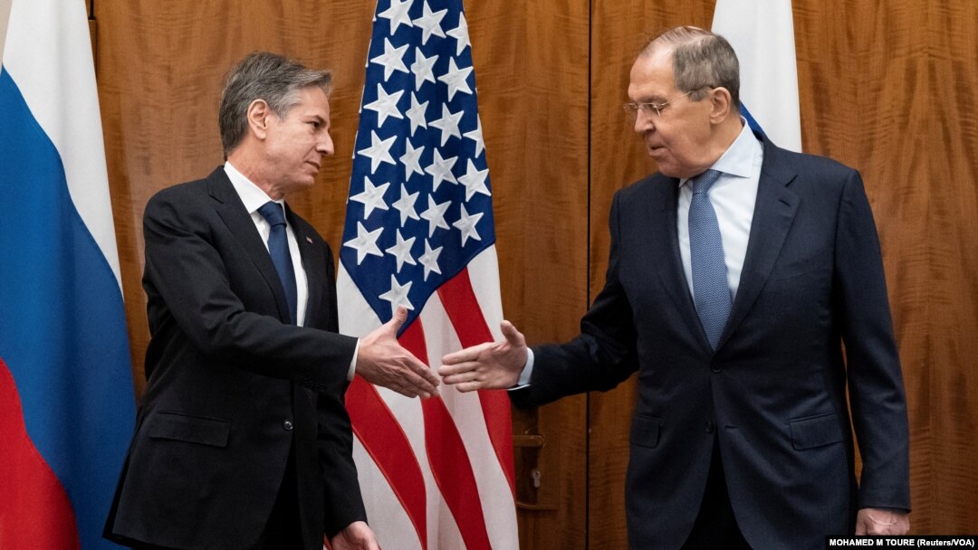 Menlu AS Antony Blinken menyalami Menlu Rusia Sergei Lavrov sebelum melakukan pertemuan di Jenewa, Swiss Jumat (21/1), yang terfokus pada isu Ukraina. 