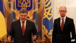 Ukrayna Cumhurbaşkanı Poroşenko ve Başbakan Yatsenyuk kabine toplantısında alınan kararları açıklarken