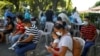 Un grupo de personas espera para someterse a una prueba de COVID-19 en Tecoluca, El Salvador, el 1 de agosto de 2021.