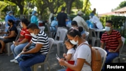 Un grupo de personas espera para someterse a una prueba de COVID-19 en Tecoluca, El Salvador, el 1 de agosto de 2021.