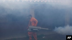 ARCHIVO - Un trabajador de la ciudad fumiga contra los mosquitos Aedes aegypti dentro de una escuela en Santa Cruz, Bolivia, en febrero de 2016. 