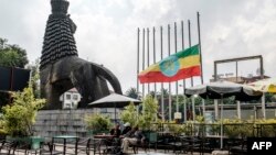 Vue de la place devant le théâtre national d'Éthiopie où le drapeau national est à moitié abaissé alors que la nation pleure à Addis-Abeba, le 24 juin 2019.