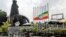 Vue de la place devant le théâtre national d'Éthiopie où le drapeau national est à moitié abaissé alors que la nation pleure à Addis-Abeba, le 24 juin 2019.