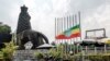 Vue de la place devant le théâtre national d'Éthiopie où le drapeau national est à moitié abaissé, Addis-Abeba, le 24 juin 2019. (Photo by EDUARDO SOTERAS / AFP)