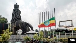 Vue de la place devant le théâtre national d'Éthiopie où le drapeau national est à moitié abaissé, Addis-Abeba, le 24 juin 2019. (Photo by EDUARDO SOTERAS / AFP)