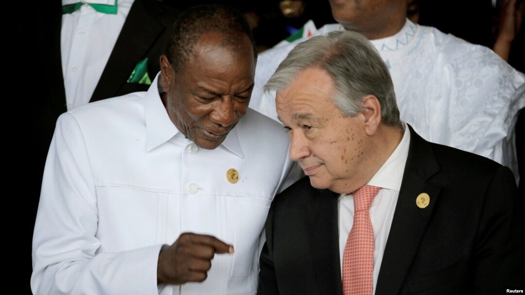 Presiden Guinea yang juga menjabat sebagai Presiden Uni Afrika, Alpha Conde berbicara dengan Sekjen PBB Antonio Guterres di Addis Ababa, Ethiopia, Minggu (28/1). 