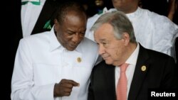 Presiden Guinea yang juga menjabat sebagai Presiden Uni Afrika, Alpha Conde berbicara dengan Sekjen PBB Antonio Guterres di Addis Ababa, Ethiopia, Minggu (28/1). 