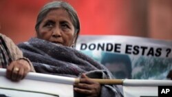 El destino de los estudiantes ha provocado grandes protestas en México, y Peña Nieto ha estado bajo presión para aclarar el caso y poner fin a la violencia del narcotráfico en el país.