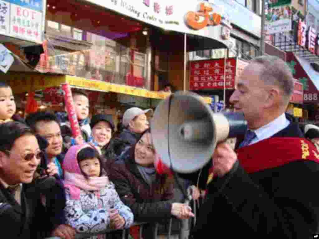 聯邦參議員查理士舒默與華人民眾話家常