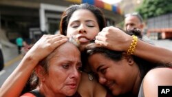 Familiares de presos políticos esperan su liberación frente a la prisión Helicoide en Caracas, Venezuela, el 1 de junio de 2018.