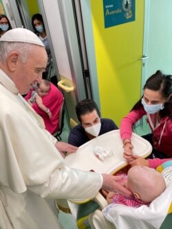 El papa Francisco visita la sala para niños enfermos de cáncer en la clínica Gemelli de Roma el 13 de julio de 2021.