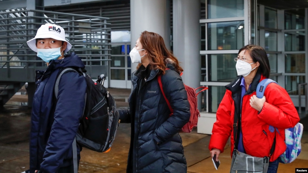 戴着口罩的乘客从中国搭乘直飞航班抵达美国芝加哥机场。（2020年1月24日）