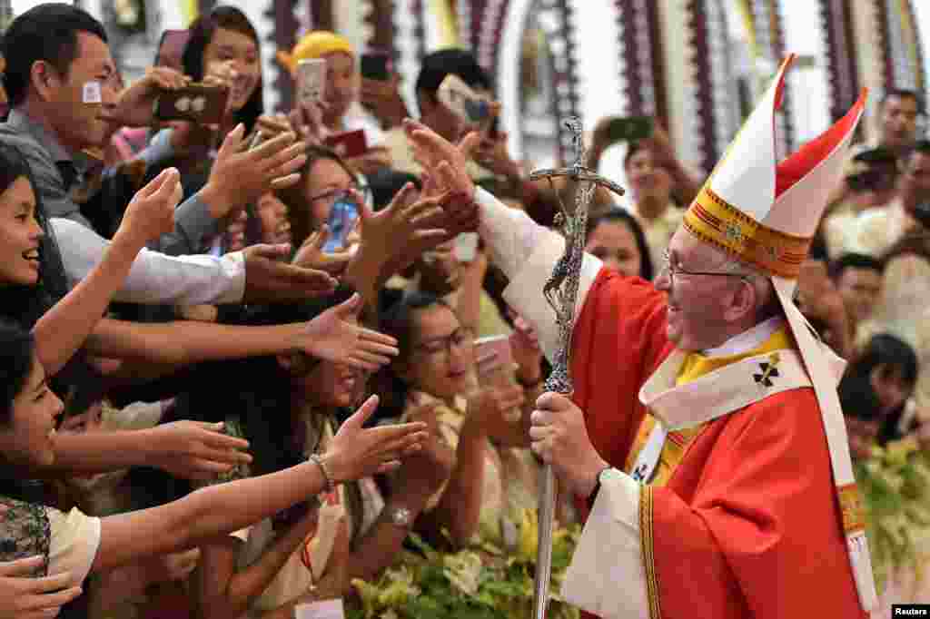 សម្តេចប៉ាប&nbsp;Francis ប្រសិទ្ធិពរ​​ដល់​អ្នក​គោរព​សាសនា​គ្រិស្ត​នៅ​ព្រះវិហារ&nbsp; St Mary&#39;s&nbsp;Cathedral ក្នុង​ទីក្រុង​យ៉ាងហ្គូន ប្រទេស​មីយ៉ាន់ម៉ា។